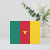 カメルーン国旗を掲げたはがき ポストカード (スタンド正面)