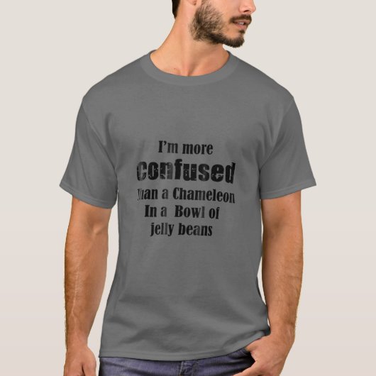 カメレオンのシャツより混乱してる Tシャツ (正面)
