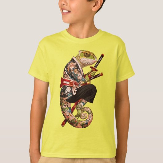 カメレオンサムライ - 刀を持つ刺青の戦士 Tシャツ (正面)