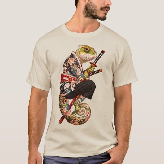 カメレオンサムライ - 刀を持つ刺青の戦士 Tシャツ (正面)