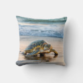 カメ歩くオンウェットビーチ砂 クッション (正面)