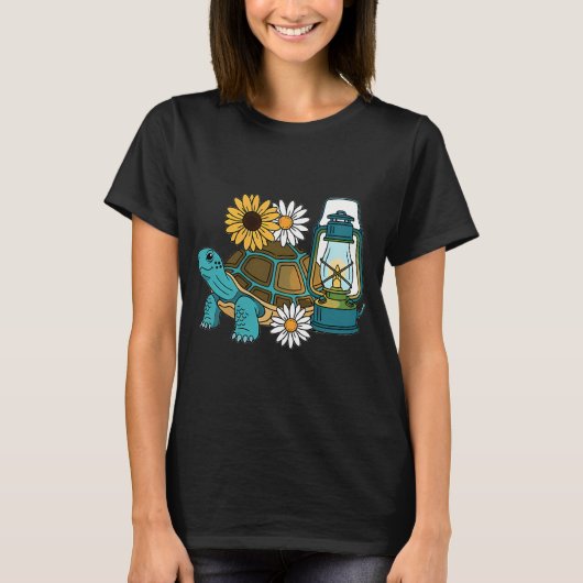 カメ キャンプ ランタン ギフト Tシャツ (正面)