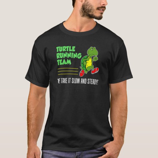 カメ ランニング チーム ゆっくり 確実 楽しい ランナー Tシャツ (正面)