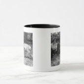 カモシカをボトル食べ物を与えている女性 マグカップ (中央)