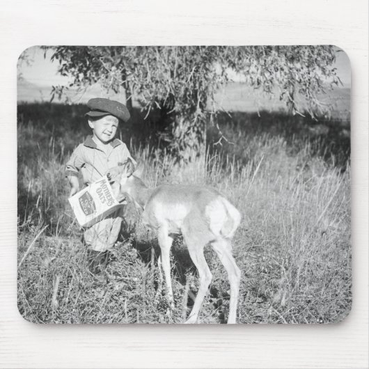 カモシカを手で食べ物を与えている男の子 マウスパッド (正面)