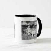 カモシカを手で食べ物を与えている男の子 マグカップ (正面右)