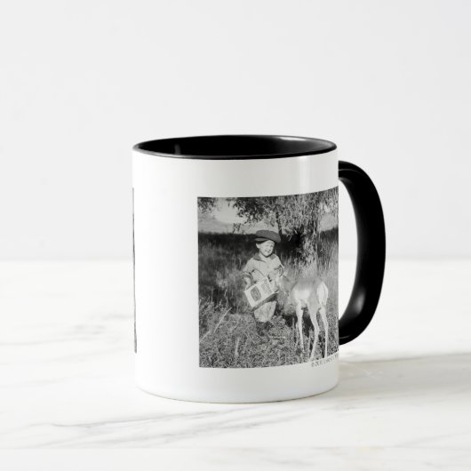 カモシカを手で食べ物を与えている男の子 マグカップ (正面右)