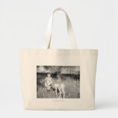 カモシカを手で食べ物を与えている男の子 ラージトートバッグ (正面)