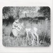 カモシカを食べ物を与えている男の子 マウスパッド (正面)