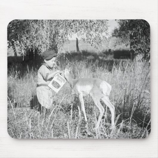 カモシカを食べ物を与えている男の子 マウスパッド (正面)