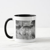 カモシカを食べ物を与えている男の子 マグカップ (左)