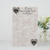 カモフキスをするラ恋しく思ージュ 便箋 (スタンド正面)