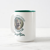 カモフラージュおもしろい大尉：衣装を着てパグ ツートーンマグカップ (正面左)