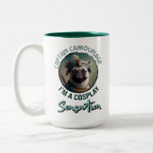 カモフラージュおもしろい大尉：衣装を着てパグ ツートーンマグカップ (左)