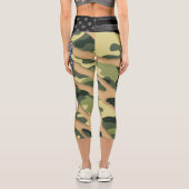 カモフラージュの緑とアメリカ国旗を破った。 カプリレギンス (裏面)