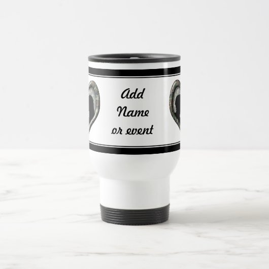 カモフラージュキスをするハート上のカップルのシルエット トラベルマグ (中央)