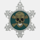 カモフラージュスカル及びクロスボーンスノーフレークオーナメント スノーフレークピューターオーナメント (正面)