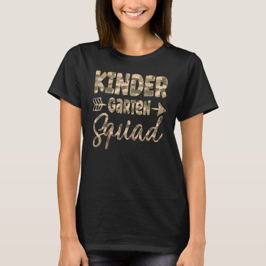 カモフラージュ幼稚園の先生 ようこそ学校へT Tシャツ (正面)