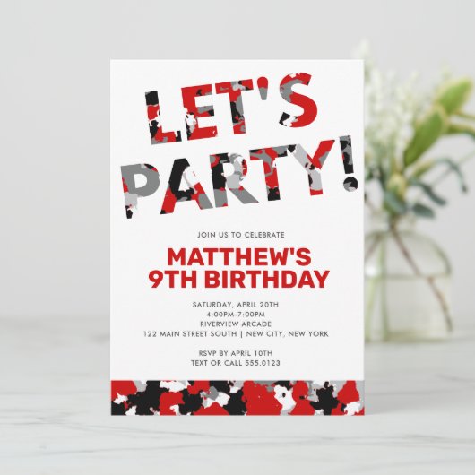 カモフラージュ誕生日レッツレッドブラック迷彩柄 招待状 (スタンド正面)