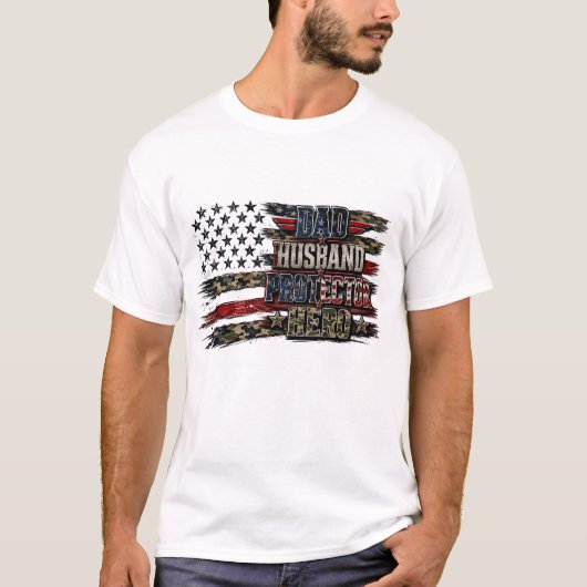 カモフラ フラッグ 父の日、パパ、夫の保護者 Tシャツ (正面)