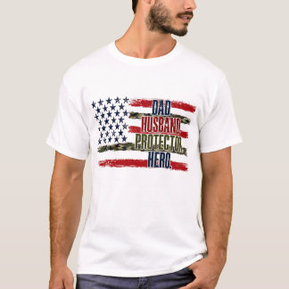 カモフラ フラッグ 父の日、パパ、夫の守護者 Tシャツ