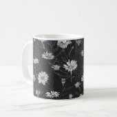 カモミレ葉とチョウの花芽と コーヒーマグカップ (正面左)