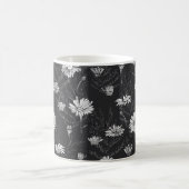 カモミレ葉とチョウの花芽と コーヒーマグカップ (中央)