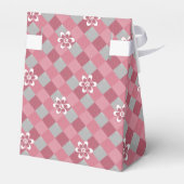 カモミールの花を持つ灰色とピンクのプライド フェイバーボックス (裏面サイド)