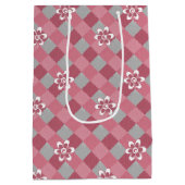 カモミールの花を持つ灰色とピンクのプライド ミディアムペーパーバッグ (裏面)