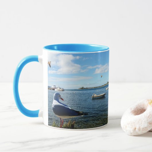 カモメとボートと海 マグカップ (ドーナツ)