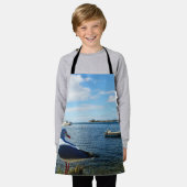 カモメとボートの海、キッズフルプリントエプロン エプロン (着用した状態)