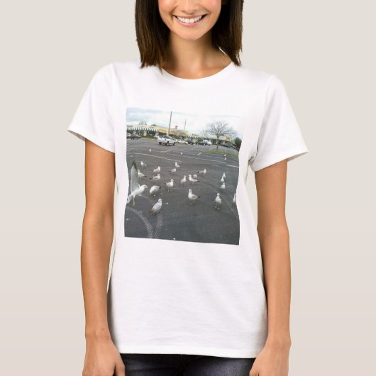 カモメのためのビーチ一方、 Tシャツ (正面)