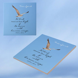 カモメの鳥は高すぎる青の装飾的に舞う タイル