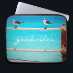 カモメの鳥ターコイズ海写真Good Vibes ラップトップスリーブ<br><div class="desc">ターコイズ海に対してのまわりに設定されたロープフェンスの上によくはしゃぐ、幸せ、白および灰色のシーグルの写真ネオプレンラップトップスリーブを使用するリラックスと、すべての良い雰囲気がある。15来インチ、13インチ、10インチの3種類のスリーブ。特別な素晴らし人に贈り物を！あなたは簡単にこのネオプレンラップトップスリーブをパーソナライズすることができ、私はまた、任意の製品にカスタマイズを提供する。質問や要望があれば私に連絡して下さい。</div>
