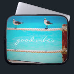 カモメの鳥ターコイズ海写真Good Vibes ラップトップスリーブ<br><div class="desc">ターコイズ海に対してのまわりに設定されたロープフェンスの上によくはしゃぐ、幸せ、白および灰色のシーグルの写真ネオプレンラップトップスリーブを使用するリラックスと、すべての良い雰囲気がある。15来インチ、13インチ、10インチの3種類のスリーブ。特別な素晴らし人に贈り物を！あなたは簡単にこのネオプレンラップトップスリーブをパーソナライズすることができ、私はまた、任意の製品にカスタマイズを提供する。質問や要望があれば私に連絡して下さい。</div>
