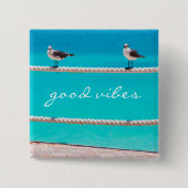 カモメの鳥ターコイズ海写真Good Vibes 缶バッジ (正面)