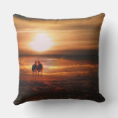 カモメ – 夕焼け時のロブバード アウトドアクッション (裏面)