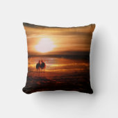 カモメ – 夕焼け時のロブバード クッション (正面)