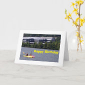 カヤカーがパドルで外へ出て言うハッピーバースデー カード (黄色い花)
