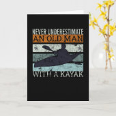 カヤックのカヤックパドルを持つ老人 カード (黄色い花)