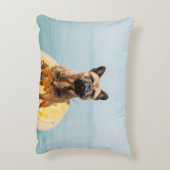 カヤックの上にフランスの立っている大人の茶色のブルドッグ アクセントクッション (裏面(縦))