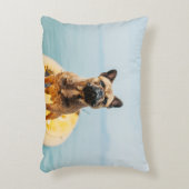 カヤックの上にフランスの立っている大人の茶色のブルドッグ アクセントクッション (正面(垂直))