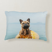 カヤックの上にフランスの立っている大人の茶色のブルドッグ アクセントクッション (裏面)