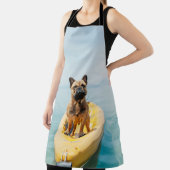 カヤックの上にフランスの立っている大人の茶色のブルドッグ エプロン (インサイチュ)
