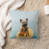 カヤックの上にフランスの立っている大人の茶色のブルドッグ クッション (ブランケット)