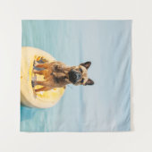 カヤックの上にフランスの立っている大人の茶色のブルドッグ タペストリー (正面(横))