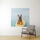 カヤックの上にフランスの立っている大人の茶色のブルドッグ タペストリー (インサイチュ)