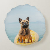 カヤックの上にフランスの立っている大人の茶色のブルドッグ ラウンドクッション (裏面)