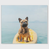 カヤックの上にフランスの立っている大人の茶色のブルドッグ ラッピングペーパー (フラット)