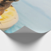 カヤックの上にフランスの立っている大人の茶色のブルドッグ ラッピングペーパー (角)